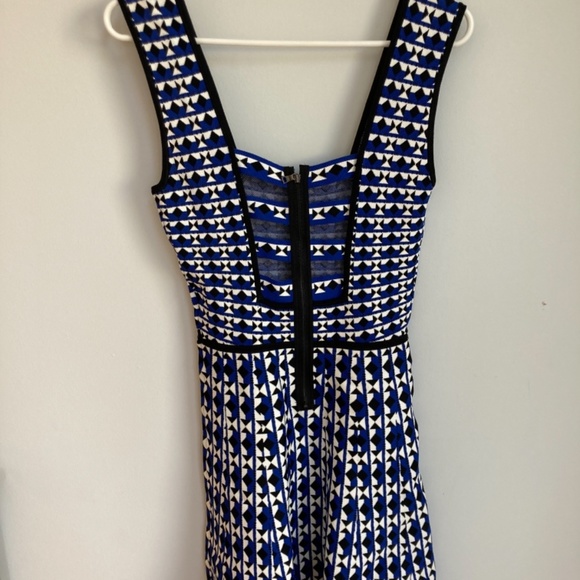 BCBG MAXAZRIA Carolina Geometric Jacquard Dress (xs) - Picture 5 of 7